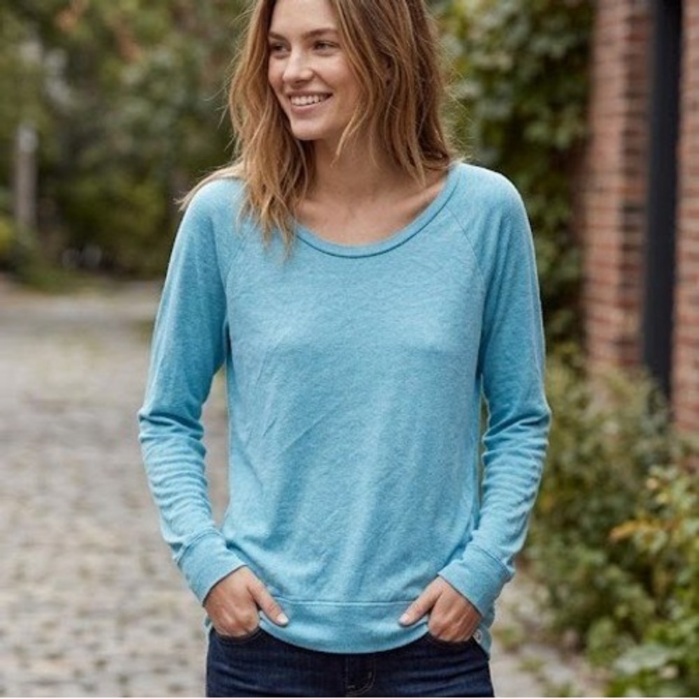 TNA Aritzia Long Sleeve Shirt Womens Medium Blue Raglan Top Staple Everyday Tee